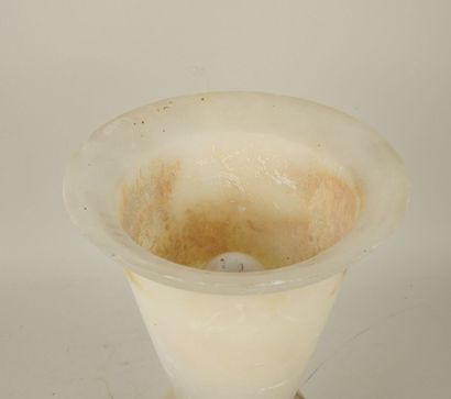 Lampe en albâtre de forme conique sur pied.
Travail...