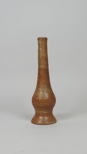 École XXe. 
Vase soliflore en céramique....