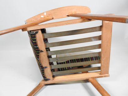 Fauteuil en bois, garniture de tissu et laine...