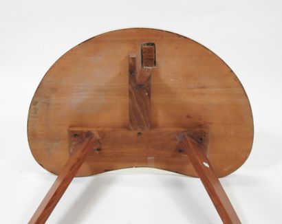 Petite table de forme rognon tripode en bois...