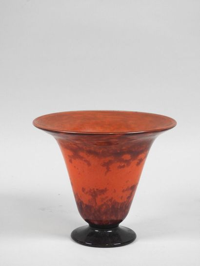 École début XXe.
Vase cornet en verre marmoréen...