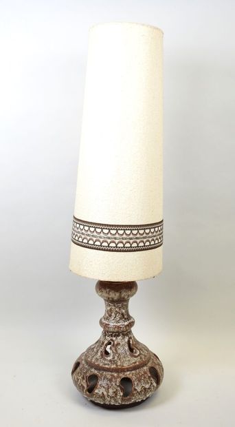 Lampe à poser en céramique ajourée à décor...