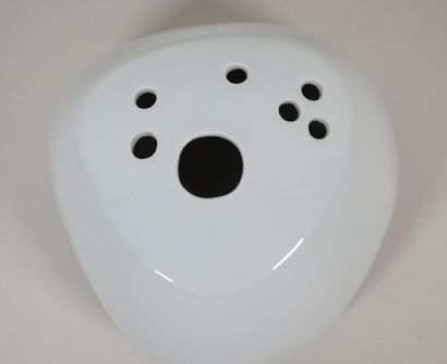 VIREBENT, XXe.
Pique fleurs en porcelaine...