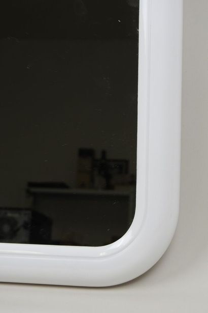Miroir rectangulaire en plastique blanc.
Travail...