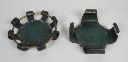 Deux cendriers en verre taillé dont un circulaire...
