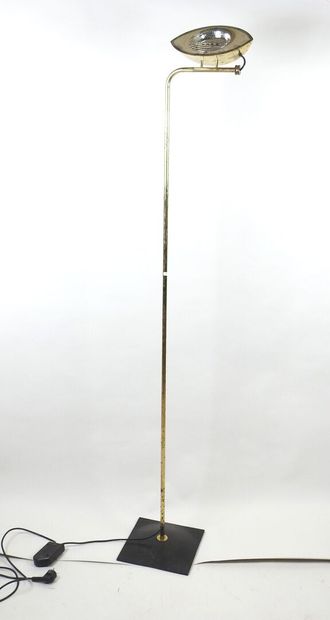 Lampadaire en métal doré reposant sur une...