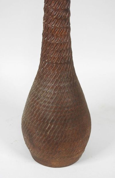 Vase en céramique brun à décor de lignes...