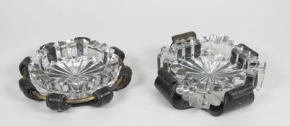 Deux cendriers en verre taillé dont un circulaire...