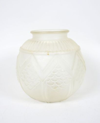JOMA, MONTREUIL.
Vase boule en verre moulé...