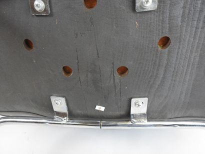 Suite de quatre fauteuils en métal chromé,...