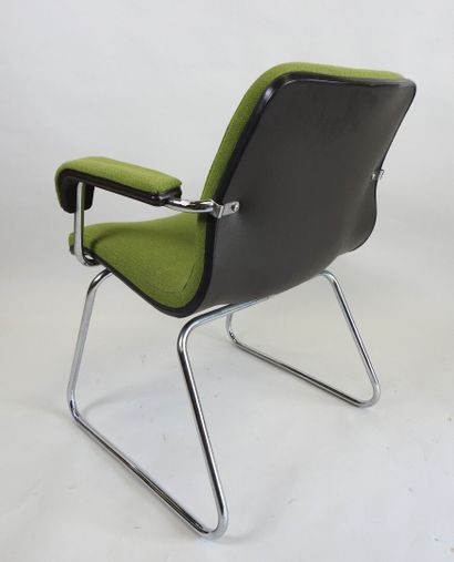 Suite de quatre fauteuils en métal chromé,...