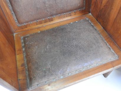 Paire de fauteuils en bois exotique, l'assise...