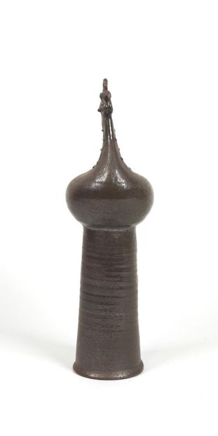 École XXe. 
Vase en céramique marron à décor...
