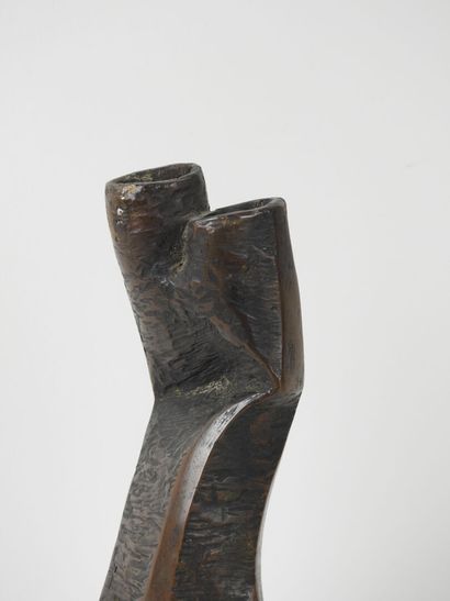 Vase en bronze de forme libre.
Marque 