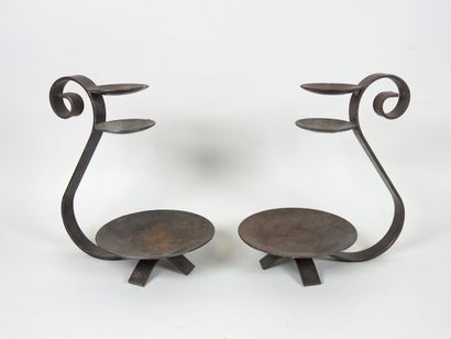 Paire de porte bougies en fer forgé à un...