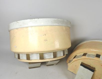 Paire de jardinières en plâtre peint crème,...