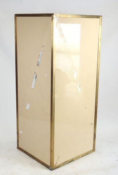 Vitrine d'angle en laiton à fond miroir à...