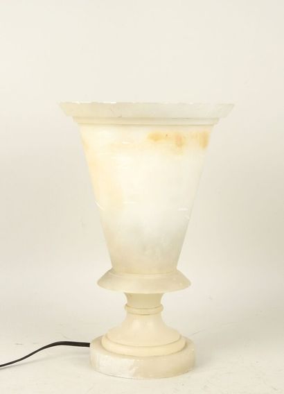 Lampe en albâtre de forme conique sur pied.
Travail...