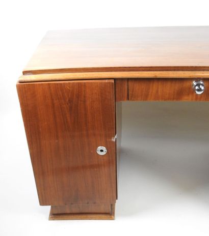 Bureau en bois et placage de forme légèrement...