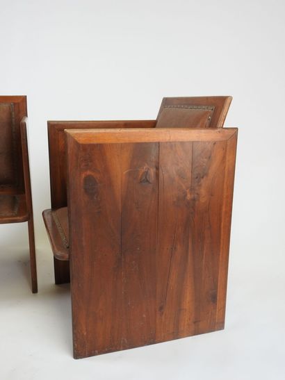 Paire de fauteuils en bois exotique, l'assise...