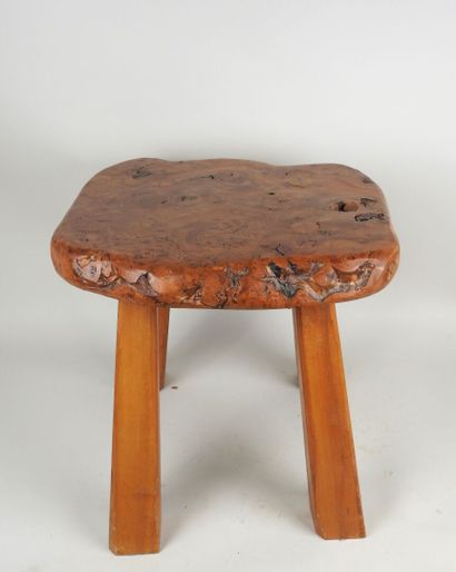 Tabouret, l'assise en bois de loupe sculpté...