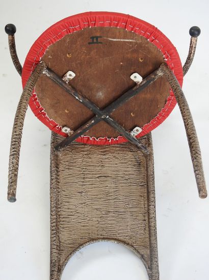 Ensemble comprenant un miroir et quatre fauteuils...