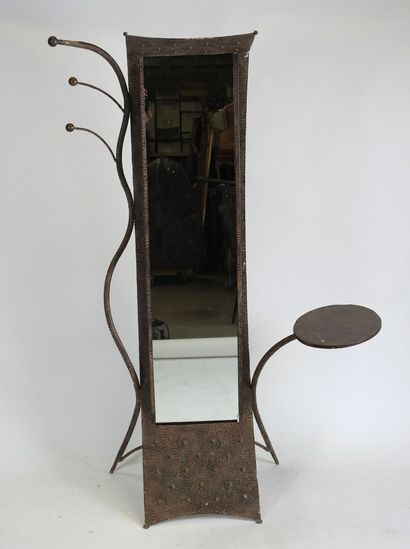 Ensemble comprenant un miroir et quatre fauteuils...