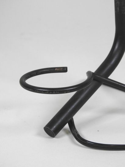 Lampe à l'abat jour en plastique et le pied...