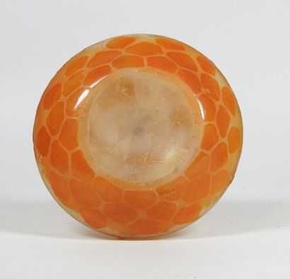 École début XXe. 
Soliflore en verre orange...