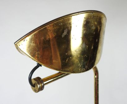 Lampadaire en métal doré reposant sur une...