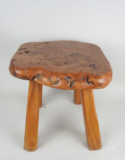 Tabouret, l'assise en bois de loupe sculpté...