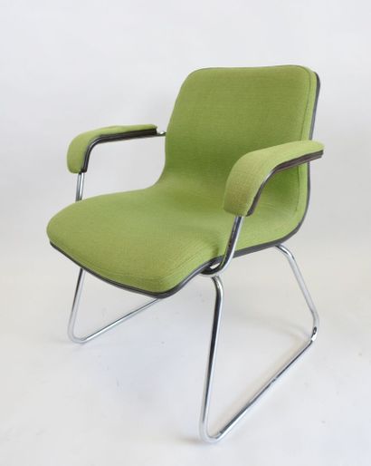 Suite de quatre fauteuils en métal chromé,...