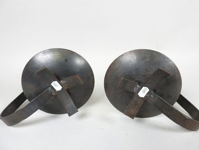 Paire de porte bougies en fer forgé à un...