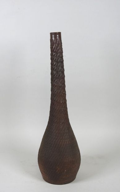 Vase en céramique brun à décor de lignes...