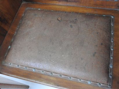 Paire de fauteuils en bois exotique, l'assise...