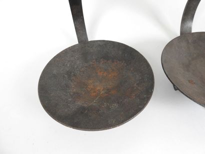Paire de porte bougies en fer forgé à un...