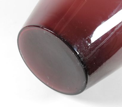 Important vase balustre en verre teinté mauve....
