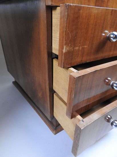 Bureau en bois et placage de forme légèrement...