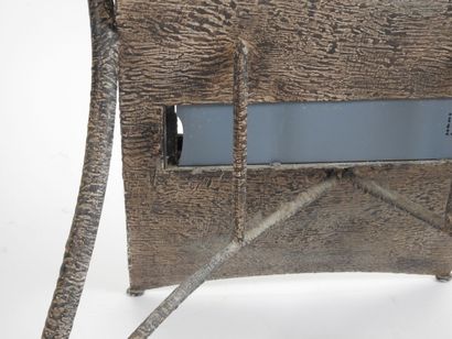 Ensemble comprenant un miroir et quatre fauteuils...