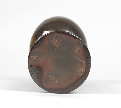 École XXe. 
Vase en céramique marron à décor...