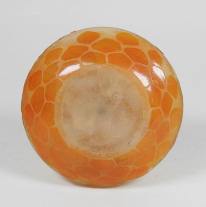 École début XXe. 
Soliflore en verre orange...
