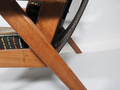 Fauteuil en bois, garniture de tissu et laine...