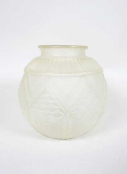 JOMA, MONTREUIL.
Vase boule en verre moulé...