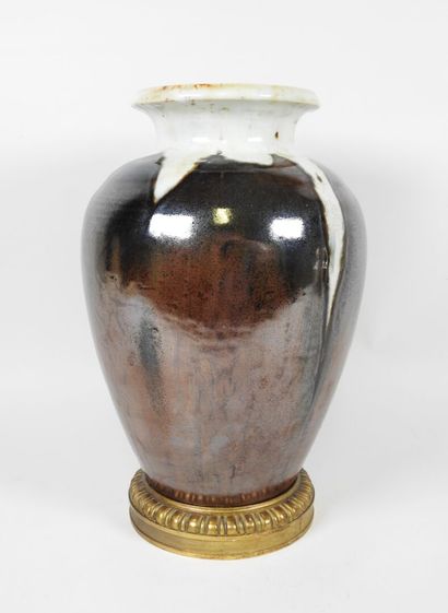 École début XXe.
Important vase en grès à...
