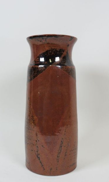 Vase en grès à glaçure dans les tons rouge...