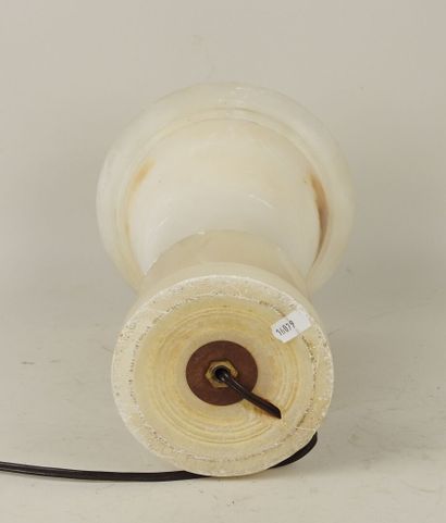 Lampe en albâtre de forme conique sur pied.
Travail...