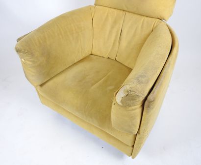 Paire de fauteuils, structure en bois recouvert...