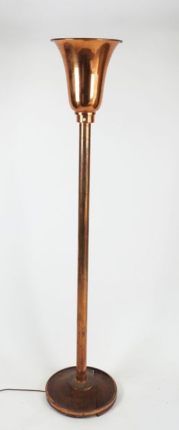 Lampadaire en cuivre et bois, l'abat-jour...