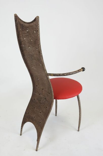 Ensemble comprenant un miroir et quatre fauteuils...