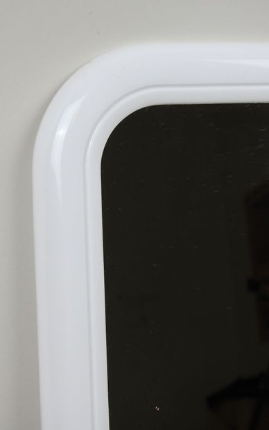 Miroir rectangulaire en plastique blanc.
Travail...